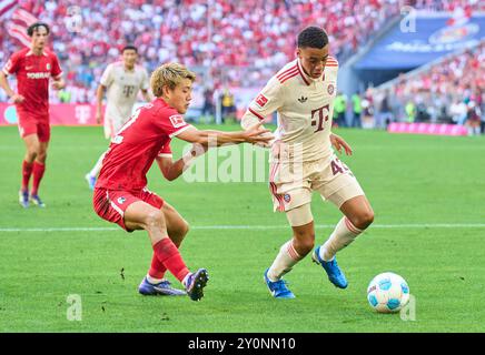 Jamal MUSIALA, FCB 42 gareggiano per la palla, tackle, duello, colpo di testa, zweikampf, azione, lotta contro Ritsu Doan, FRG 42 nella partita FC BAYERN MUENCHEN - SC FREIBURG 2-0 il 1° settembre 2024 a Monaco, Germania. Stagione 2024/2025, 1.Bundesliga, FCB, Monaco, giorno 2, 2.Spieltag Photographer: immagini ddp/STAR-images - LE NORMATIVE DFL VIETANO QUALSIASI USO DI FOTOGRAFIE come SEQUENZE DI IMMAGINI e/o QUASI-VIDEO - crediti: ddp media GmbH/Alamy Live News Foto Stock