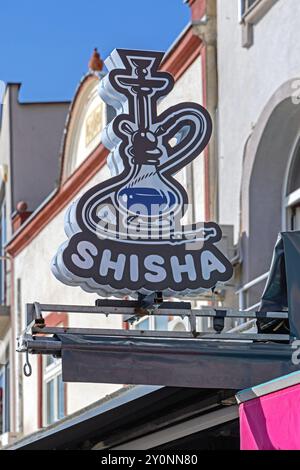 Ohrid, Macedonia del Nord - 23 ottobre 2023: Insegna 3d Shisha Hookah Waterpipe Smoking Flaved Tobacco Bar nella città vecchia. Foto Stock