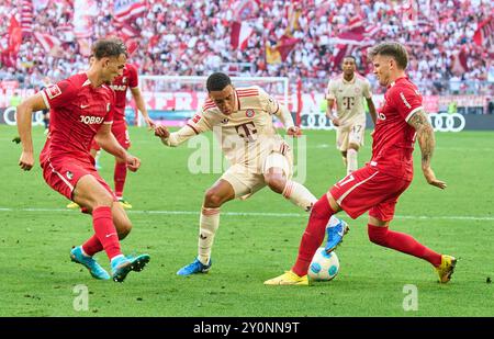 Jamal MUSIALA, FCB 42 gareggiano per la palla, tackle, duello, colpo di testa, zweikampf, azione, lotta contro Lukas Kuebler, FRG 17 nella partita FC BAYERN MUENCHEN - SC FREIBURG 2-0 il 1° settembre 2024 a Monaco, Germania. Stagione 2024/2025, 1.Bundesliga, FCB, Monaco, giorno 2, 2.Spieltag Photographer: immagini ddp/STAR-images - LE NORMATIVE DFL VIETANO QUALSIASI USO DI FOTOGRAFIE come SEQUENZE DI IMMAGINI e/o QUASI-VIDEO - Foto Stock