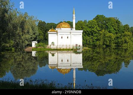 Padiglione del bagno turco su piccolo promontorio nella parte sud-occidentale del Great Pond tra il 1850 e il 1852 su ordine dell'imperatore Nicola I. Catherine Park. Foto Stock