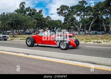 Gulfport, MS - 7 ottobre 2023: Vista grandangolare dell'angolo anteriore di una Ford Track T Roadster Hot Rod personalizzata del 1927 in una mostra automobilistica locale. Foto Stock