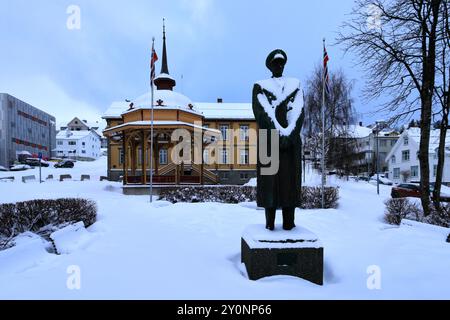 Statua di re Haakon VII, Vestregata 51, 9008, città di Tromso, Norvegia settentrionale Foto Stock