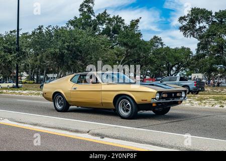 Gulfport, MS - 7 ottobre 2023: Vista grandangolare dell'angolo anteriore di una Ford Mustang Mach 1 Fastback Coupé del 1972 in una fiera automobilistica locale. Foto Stock