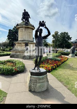 La statua del principe Hal presso il Gower Memorial nei Bancroft Gardens. Foto Stock