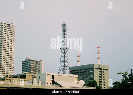 Vista dall'alto dei grattacieli, delle Torri delle telecomunicazioni e degli edifici residenziali di Kyoto, Giappone Foto Stock