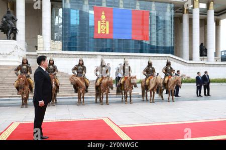 Ulan Bator, Mongolia. 3 settembre 2024. Il presidente mongolo Ukhnaagiin Khurelsukh, partito, attende l'arrivo del presidente russo Vladimir Putin, al Palazzo del governo di Piazza Sukhbaatar, 3 settembre 2024 a Ulan Bator, Mongolia. Crediti: Vyacheslav Prokofyev/piscina del Cremlino/Alamy Live News Foto Stock