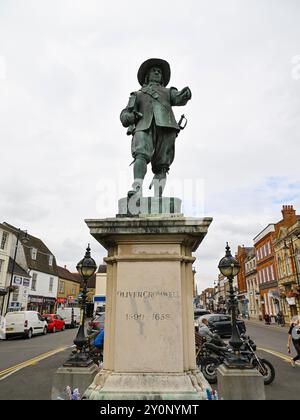 Statua del parlamentare e Lord Protettore del XVII secolo, Oliver Cromwell a St Ives nel Cambridgeshire, Inghilterra, Regno Unito. Foto Stock