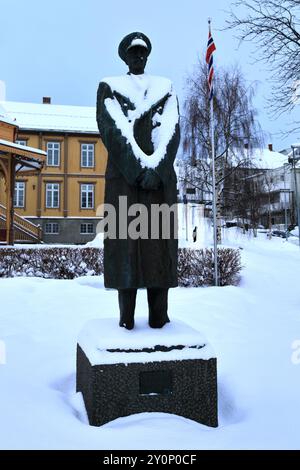 Statua di re Haakon VII, Vestregata 51, 9008, città di Tromso, Norvegia settentrionale Foto Stock