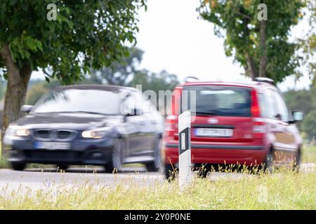 , Deutschland, 03.09.2024, Auf einer Landstraße fahren Autos an einem Leitpfosten vorbei. DAS Bild zeigt die Dynamik des Straßenverkehrs in einer län Foto Stock