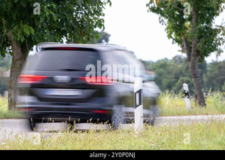 , Deutschland, 03.09.2024, Auf einer Landstraße fahren Autos an einem Leitpfosten vorbei. DAS Bild zeigt die Dynamik des Straßenverkehrs in einer län Foto Stock
