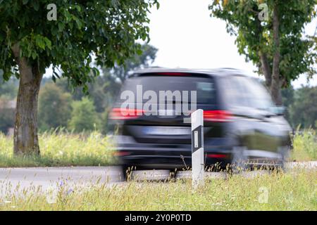 , Deutschland, 03.09.2024, Auf einer Landstraße fahren Autos an einem Leitpfosten vorbei. DAS Bild zeigt die Dynamik des Straßenverkehrs in einer län Foto Stock