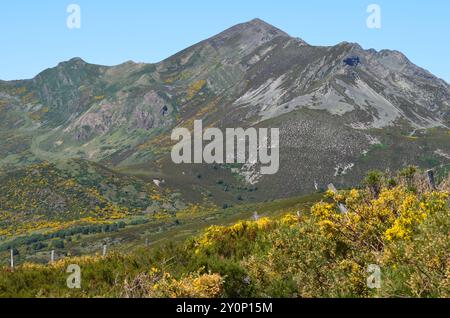 Catena dei Monti Cantabrici (alto Sil, León) nel nord della Spagna Foto Stock