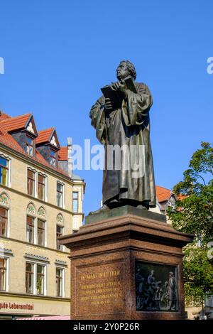 Statua di Martin Lutero con la Bibbia aperta, piazza della rabbia, Erfurt, Germania Foto Stock