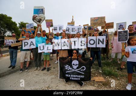 I manifestanti hanno dei cartelli con scritto "Free Paul Watson" durante la dimostrazione. I manifestanti si sono riuniti fuori dalla basilica di Notre-Dame de la Garde a Marsiglia per sostenere il capitano Paul Watson, fondatore dell'organizzazione ambientale Sea Shepherd. Il capitano Paul Watson è stato arrestato in Groenlandia il 21 luglio dalla polizia danese su richiesta del Giappone, che lo accusa di complicità nell'aggressione e nella violazione di una nave, che lo ha visto affrontare fino a 15 anni di carcere. Le autorità giapponesi hanno richiesto la sua estradizione. Foto Stock