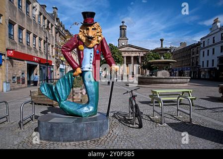 La scultura di Dandy Lion nella High Street di Elgin è una bestia sconcertante - in parte leone, in parte sirena e in parte cappello a cappello, mustachioed hipster. Foto Stock