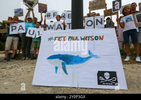 I manifestanti hanno dei cartelli con scritto "Free Paul Watson" durante la dimostrazione. I manifestanti si sono riuniti fuori dalla basilica di Notre-Dame de la Garde a Marsiglia per sostenere il capitano Paul Watson, fondatore dell'organizzazione ambientale Sea Shepherd. Il capitano Paul Watson è stato arrestato in Groenlandia il 21 luglio dalla polizia danese su richiesta del Giappone, che lo accusa di complicità nell'aggressione e nella violazione di una nave, che lo ha visto affrontare fino a 15 anni di carcere. Le autorità giapponesi hanno richiesto la sua estradizione. (Foto di Denis Thaust/SOPA Images/Sipa USA) Foto Stock