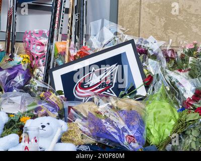 Un monumento commemorativo all'attaccante dei Columbus Blue Jackets Johnny Gaudreau e suo fratello Matthew Gaudreau alla Nationwide Arena di Columbus, Ohio. 8/30/24 Foto Stock