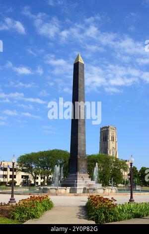 Obelisco di granito nero sulla Veterans Memorial Plaza (Piazza dell'Obelisco). Indianapolis, Indiana Foto Stock