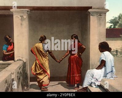 Sud dell'India. Dancing Temple Maids, circa 1900 Foto Stock