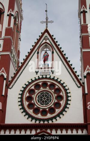 Sezione centrale, facciata, Basilica del Sacro cuore, Pondicherry, Tamil Nadu, India. Francese: Basilique du Sacré-Cœur de Jésus de Pondichéry), situato in Foto Stock