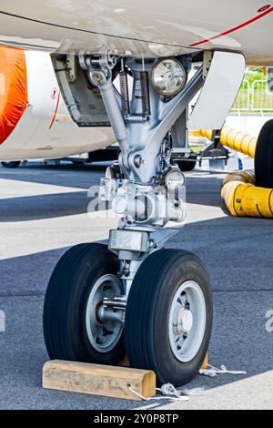 Carrello di atterraggio su un aereo Airbus A320 all'aeroporto di Berlino-Schonefeld. Berlino, Germania - 27 aprile 2018 Foto Stock