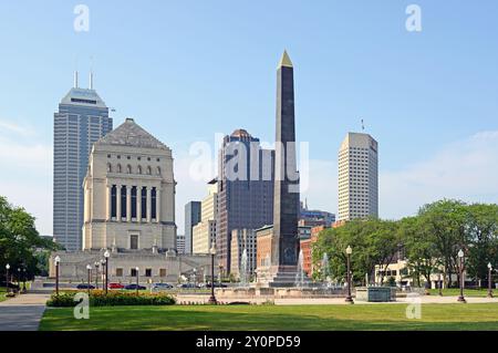 Veteran's Memorial Plaza. Il pezzo centrale è l'obelisco del granito Berwick nero. Fontana di 100 metri di diametro realizzata in marmo rosa della Georgia Foto Stock