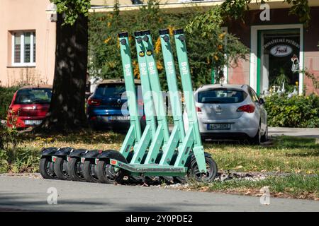 OSTRAVA, CECHIA - 28 SETTEMBRE 2023: Scooter elettrici Bolt verdi parcheggiati in strada per essere noleggiati Foto Stock