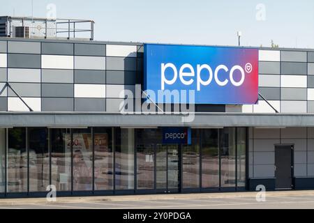 OSTRAVA, CECHIA - 28 SETTEMBRE 2023: Negozio Pepco con parcheggio vuoto durante le vacanze Foto Stock