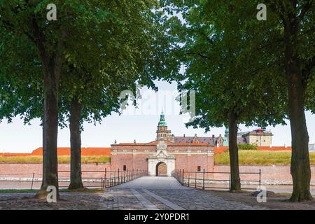 Helsingor. Danimarca - 23 giugno 2014 - porta principale e ponte sul fossato del castello di Kronborg Foto Stock