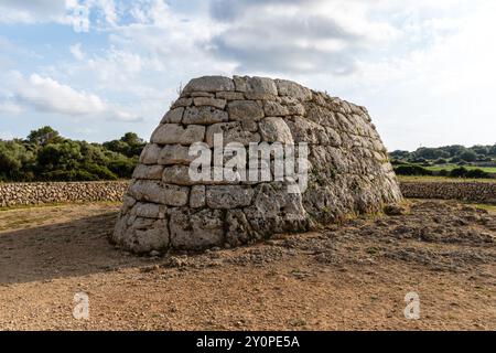 Ciutadella, Spagna - 14 maggio 2024: Naveta di es Tudonss, la più notevole tomba megalitica a camera dell'isola Baleari di Minorca Foto Stock