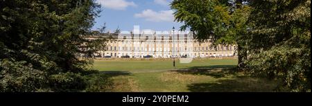 Vista attraverso gli alberi di Royal Crescent a Bath, Somerset, Regno Unito Foto Stock