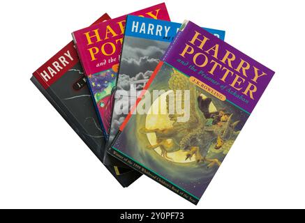 Selezione di libri di Harry Potter di JK Rowling con Harry Potter e il prigioniero di Azkaban in cima isolato su sfondo bianco Foto Stock