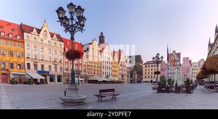 Vista panoramica della Piazza del mercato a Breslavia, Polonia, con colorate facciate della città vecchia Foto Stock