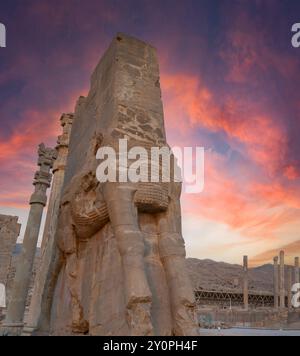 Antiche statue di una creatura lamassu alla porta di tutte le nazioni a Persepoli (alias Takht-e Jamshid), la capitale cerimoniale del primo persiano Foto Stock