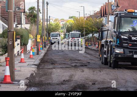 Lavori di ripavimentazione stradale in corso su Glenwood Avenue, Westcliff on Sea, Southend, Essex, Regno Unito. Zona residenziale nel quartiere di Southend. Strada chiusa Foto Stock