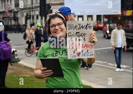 Londra, Regno Unito. 3 settembre 2024. I manifestanti sono contro la legislazione del governo britannico che impone l'abbattimento dei tassi. In un decennio, più della metà dei tassi britannici sono stati sradicati. I manifestanti sostengono che la promessa del governo laburista di "uccidere la carcassa” l'ha lasciata indietro per altri 5 anni. Divertente, anche se il governo britannico ha legalizzato la macellazione degli animali, per scusare la crudeltà degli animali in un altro paese? Qualsiasi forma di crudeltà sugli animali è sbagliata. Non significa che il tuo stia bene, ma non quello dell'altro? (Foto: Vedi li/Photo Capital) credito: Vedi li/Picture Capital/Alamy Live News Foto Stock