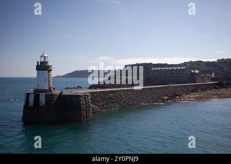 Faro di Castle Breakwater con Castle Cornet sullo sfondo all'ingresso di St Peter Port, Guernsey, Channel Islands Foto Stock