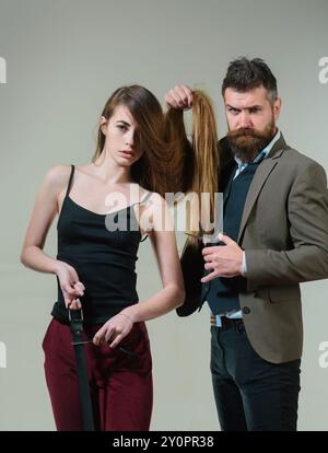 Parrucchiere professionale. Donna in visita a un parrucchiere nel parrucchiere. Capelli lunghi. Taglio di capelli alla moda. Parrucchiere, salone di bellezza. Foto Stock