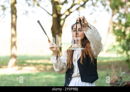 L'artista di strada suona un'antica campana tibetana nel parco, creando un'atmosfera rilassante Foto Stock