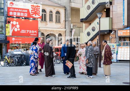 Osaka, Giappone - 05.04.2024: Gruppo organizzato di turisti dall'India con una guida che visita Osaka, in Giappone. Foto Stock