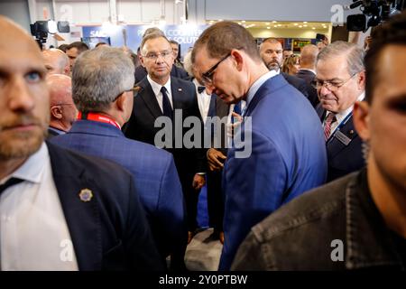 Kielce, Polonia. 3 settembre 2024. Il Presidente della Polonia Andrzej Duda visita gli stand espositivi durante la 32a esposizione Internazionale dell'industria della difesa MSPO a Targi Kielce (Kielce Expo) nella Polonia centrale. La fiera presenta le soluzioni e le tecnologie più moderne nell'industria militare. Il ministro della difesa W?adys?aw Kosiniak Kamysz annuncia che l'anno prossimo gli investimenti nella difesa saranno pari al 4,7% del prodotto interno lordo (PIL). Credito: SOPA Images Limited/Alamy Live News Foto Stock