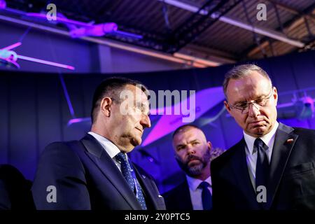 Kielce, Polonia. 3 settembre 2024. Il Presidente della Polonia Andrzej Duda visita gli stand espositivi durante la 32a esposizione Internazionale dell'industria della difesa MSPO a Targi Kielce (Kielce Expo) nella Polonia centrale. La fiera presenta le soluzioni e le tecnologie più moderne nell'industria militare. Il ministro della difesa W?adys?aw Kosiniak Kamysz annuncia che l'anno prossimo gli investimenti nella difesa saranno pari al 4,7% del prodotto interno lordo (PIL). Credito: SOPA Images Limited/Alamy Live News Foto Stock