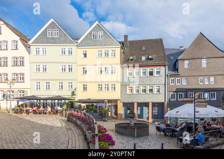 Square Kornmarkt, casa Haus zum Römischen Kaiser, ristorante all'aperto Wetzlar Lahntal Hessen, Assia Germania Foto Stock