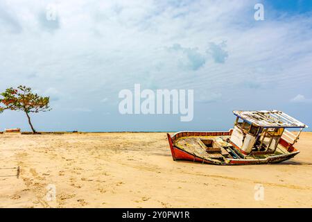 Peschereccio deteriorato arenato sulla sabbia della spiaggia di Olinda, Pernambuco Foto Stock