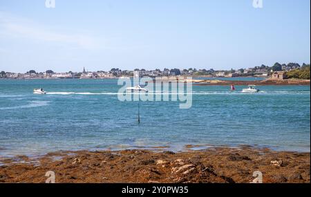 Barche sul fiume d'Auray con la città di Locmariaquer sullo sfondo, prese da Les Sept Iles, vicino a Baden, Golfo di Morbihan, Bretagna, Francia Foto Stock