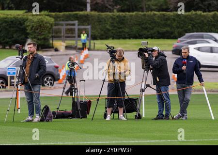 PONTYCLUN, REGNO UNITO. 3 settembre 2024. Media durante una sessione di allenamento maschile gallese presso il vale Resort, in vista della partita UEFA Nations League 2025 contro la Turchia al Cardiff City Stadium il 6 settembre. (PIC di John Smith/FAW) credito: Football Association of Wales/Alamy Live News Foto Stock