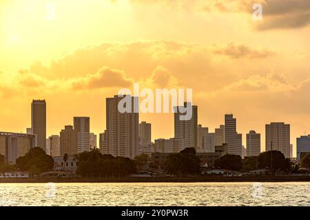 Tramonto dietro i grattacieli della città di Recife nello stato di Pernambuco Foto Stock