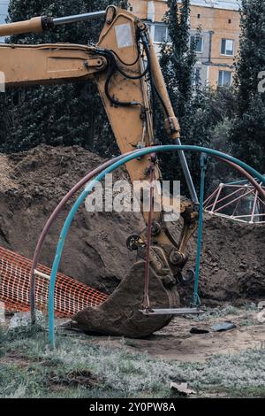 Macchina da braccio in funzione nel cantiere. primo piano della benna dell'escavatore Foto Stock