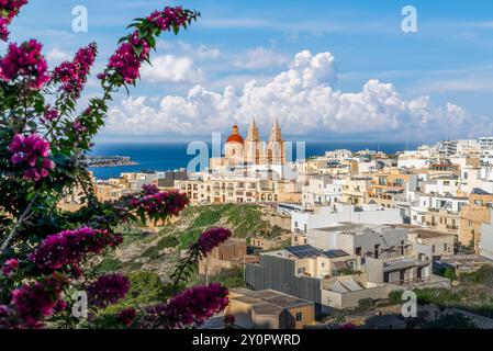 Splendide viste costiere e fascino mediterraneo, con la bellezza della chiesa parrocchiale di Mellieha a Malta. Perfetto per viaggi e fotografie architettoniche. Foto Stock
