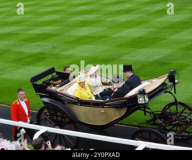 La defunta regina Elisabetta II si godeva la Royal Ascot con la principessa Anna e il principe Andrea Foto Stock